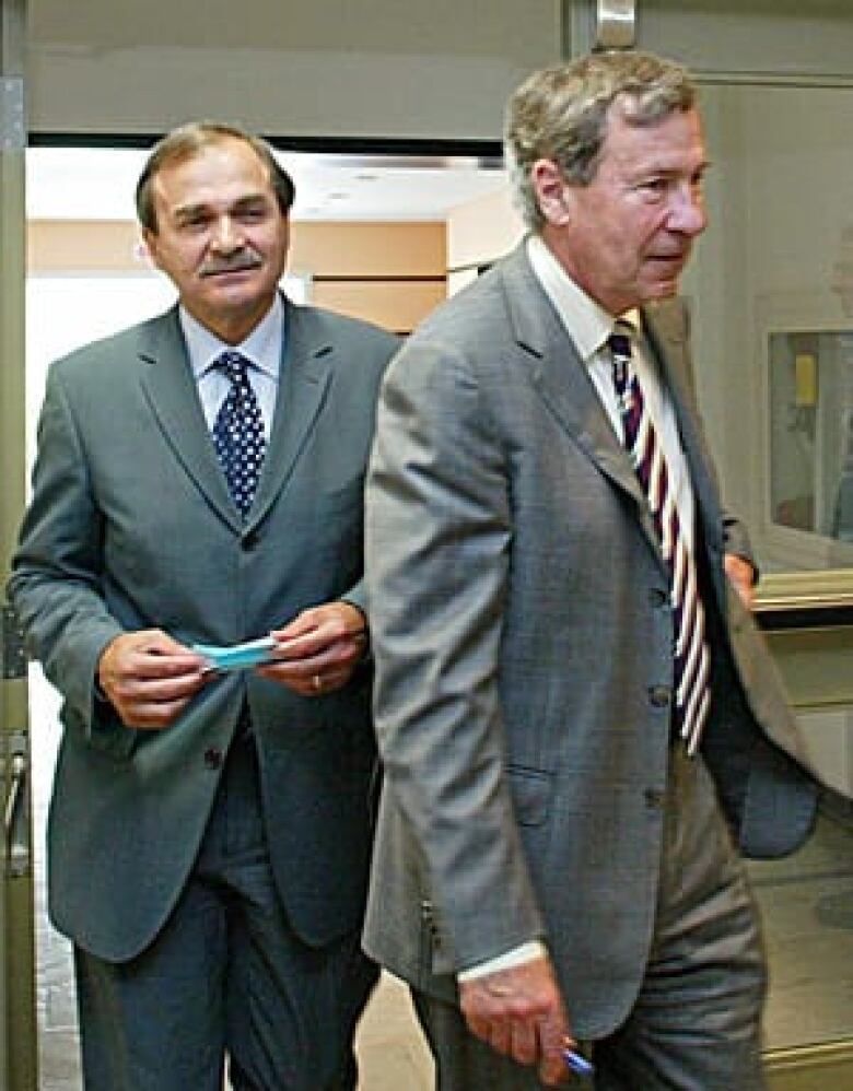 Lead counsel Paul Cavalluzzo (left), and Justice Dennis O'Connor who headed the two-year inquiry into the wrongful deportation and torture of Maher Arar in a Syrian jail. (Fred Chartrand/Canadian Press)