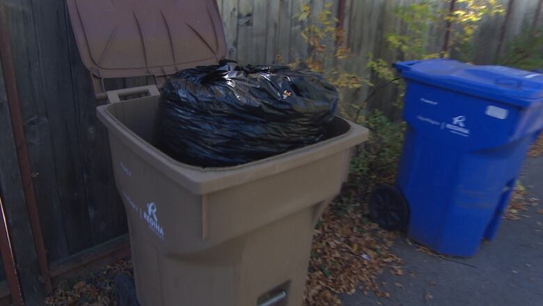 A brown bin with a bag in it.