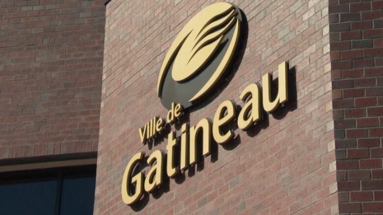 A close up sign of the city of Gatineau logo.