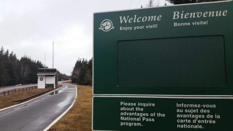 An entrance signs welcoming people to P.E.I. National Park