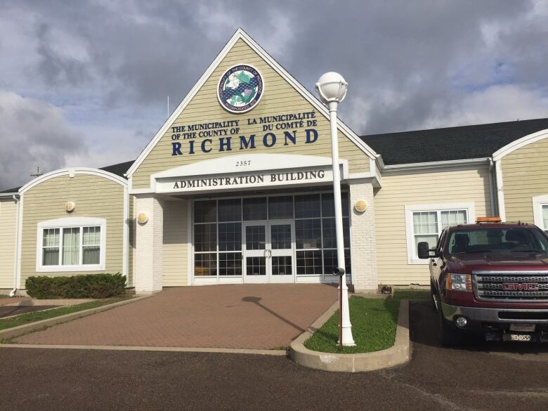 A beige municipal building. The lettering on the front reads THE MUNICIPALITY OF THE COUNTY OF RICHMOND in French and English. Underneath, lettering reads: Administration Building.