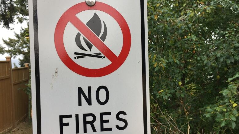 A sign that says 'no campfires.'