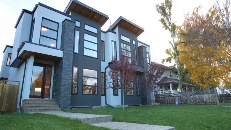 An infill sits beside a single family home.