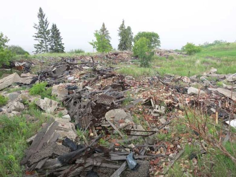 A photo of rubble in a field.