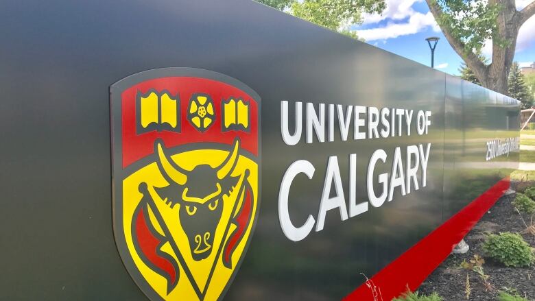 A close up of the University of Calgary sign. 