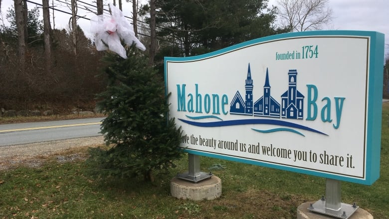 A sign for the town of Mahone Bay