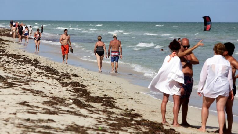 Tourists walk at the beach in Varadero, Cuba, December 7, 2018. Picture taken December 7, 2018. REUTERS/Fernando Medina - RC168E801020