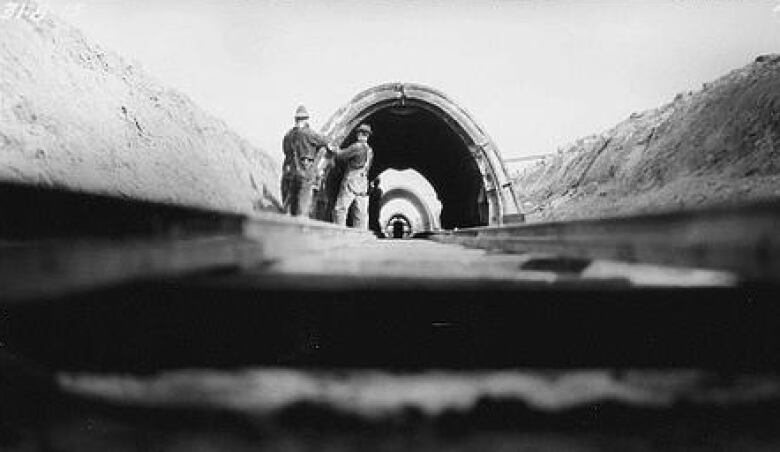 Workers assemble sections of the Winnipeg aqueduct in August 1915.