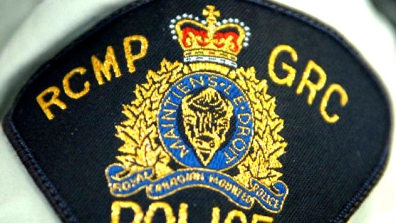 A close up picture of an RCMP shoulder badge.