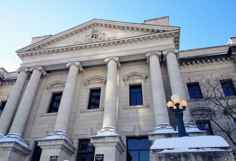 The outside of a court building on a snowy day.