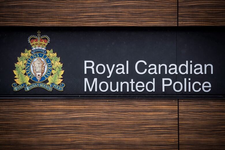 A sign shows the logo of the RCMP with the words 