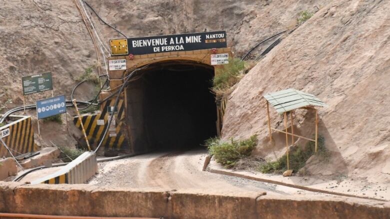 An entrance to a mine with the words that read 'Bienvenue a la mine'.