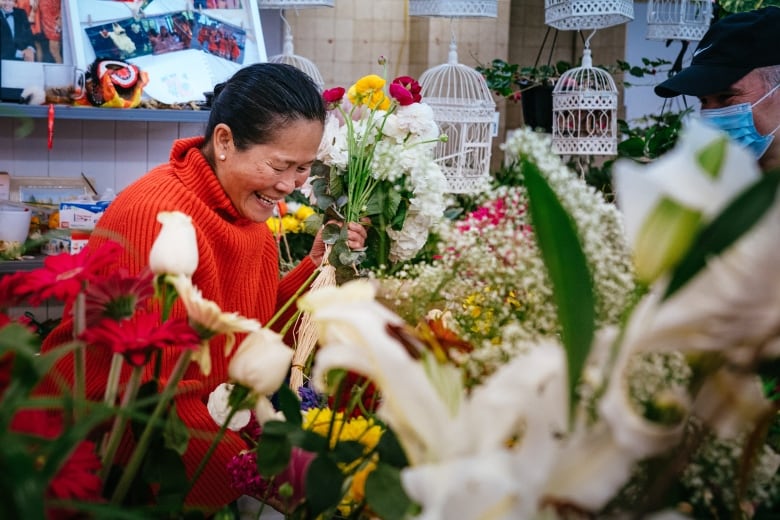 Tamey Lau creating a bouquet of flowers