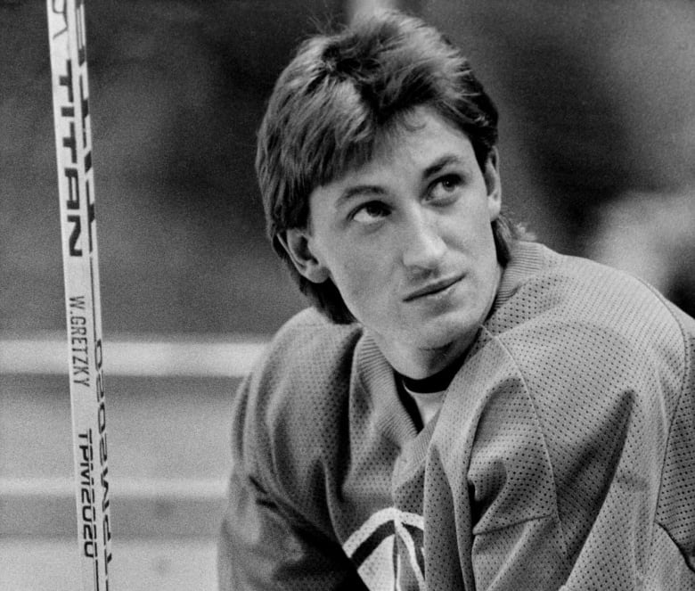 A black and white photo of a young Gretzky in an Oilers Jersey. 