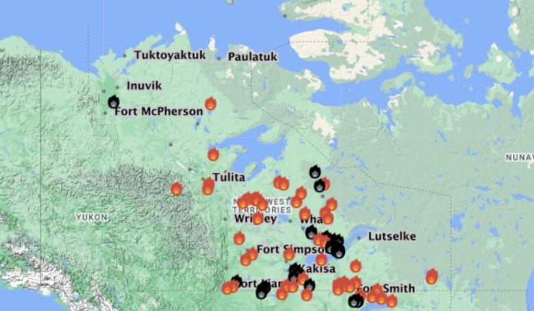 A map of the Northwest Territories with indications on where wildfires are located in the territory.