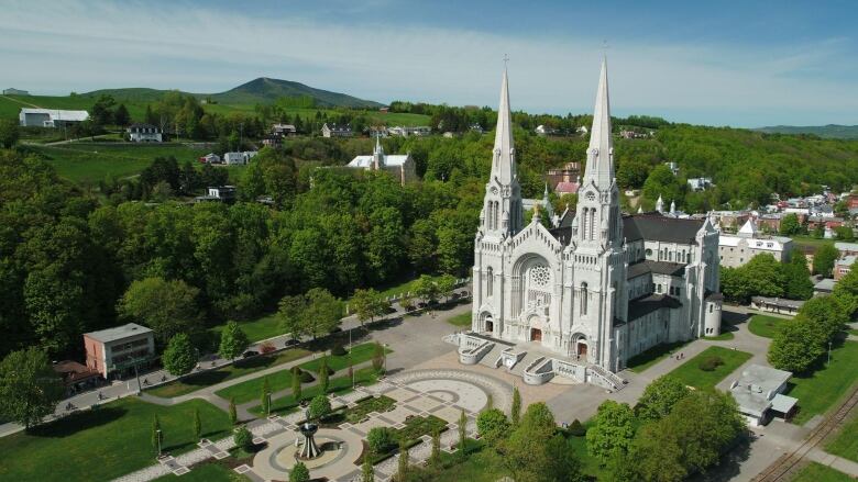 A large church and its surroundings.