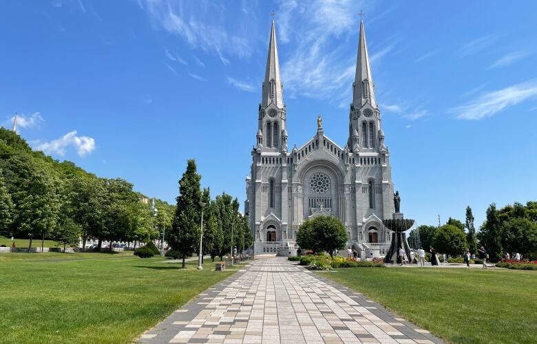 Picture of the Sainte-Anne-de-Beaupr Basilica and the garden in front of it.