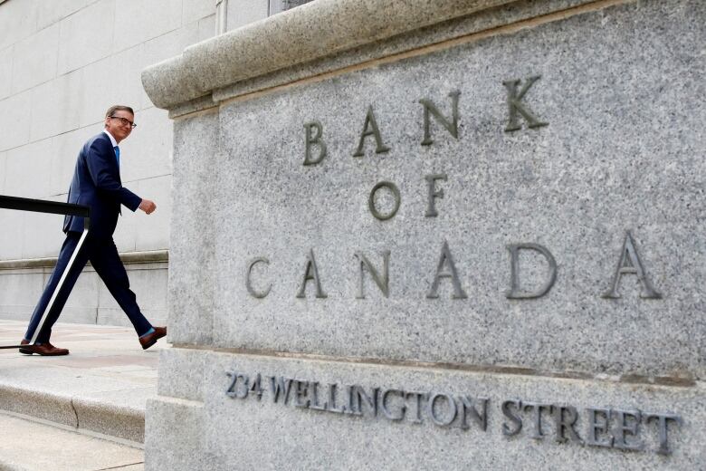 Tiff Macklem is shown going into bank building.