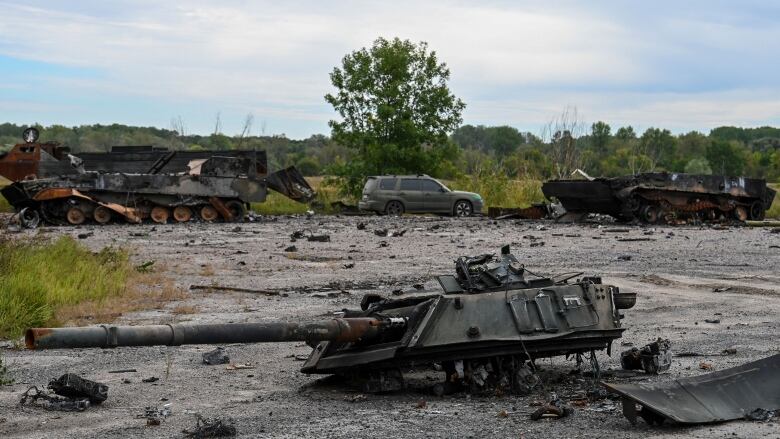 This photograph taken in Balakliya, Kharkiv region, on September 10, 2022 shows a destroyed military tank. - Ukrainian forces said September 10, 2022 they had entered the town of Kupiansk in eastern Ukraine, dislodging Russian troops from a key logistics hub in a lightning counter-offensive that has seen swathes of territory recaptured. 