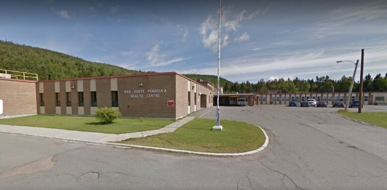 A brick building with a sign that reads Baie Verte Peninsula Health Centre.