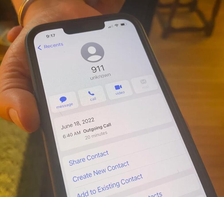 A screenshot on a phone shows a 911 call lasted 20 minutes.