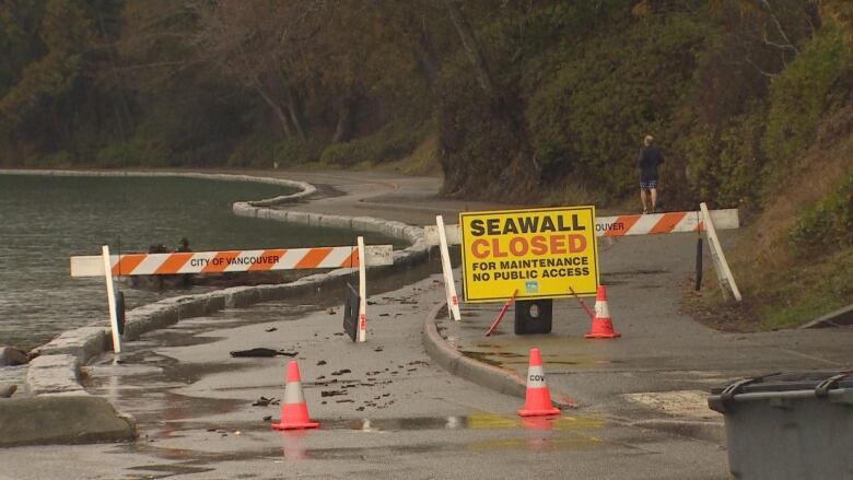 Photo of a sign that says the seawall has been closed for maintenance work due to high tides and storm surge. 