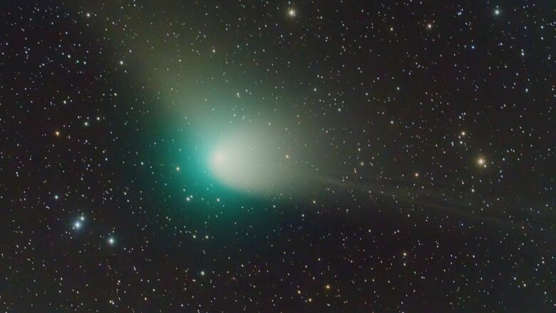 A green light is seen in the starry sky. 