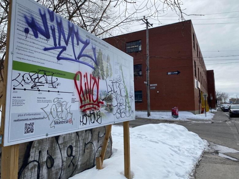 The building overlooks a vacant lot.