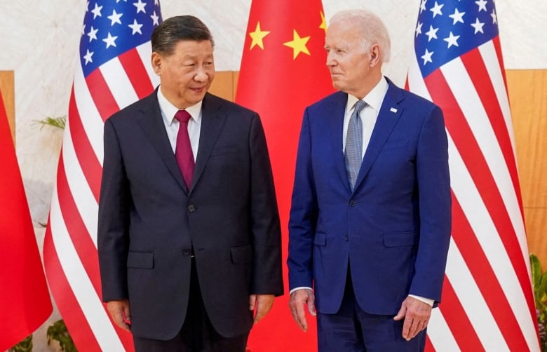 Xi and Biden in front of flags.