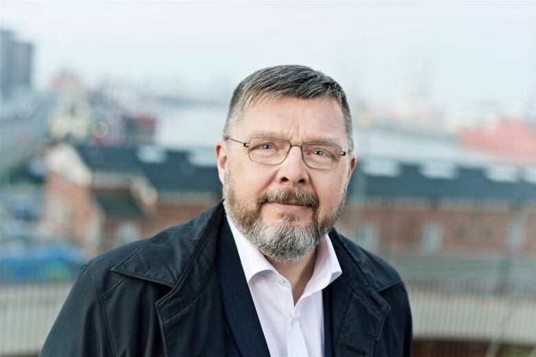 A headshot of a man with glasses. 