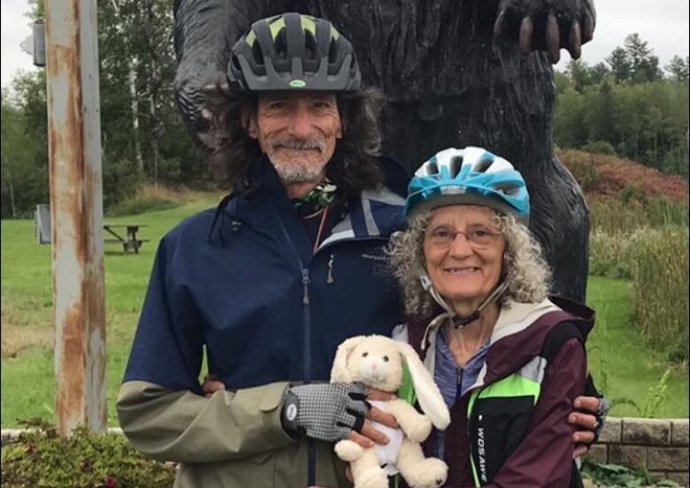 A man and woman wearing cycling gear.