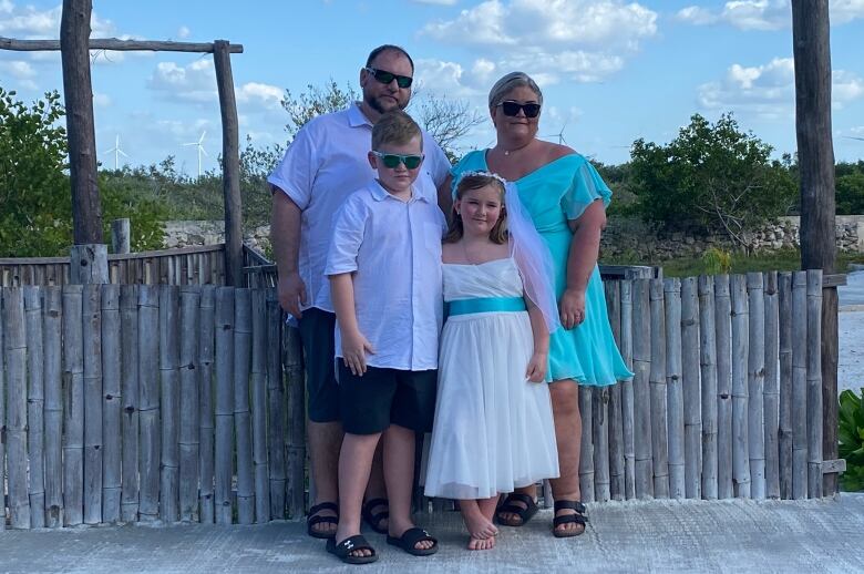 A photo of the Murray family of Beachville, Ontario, while on vacation.