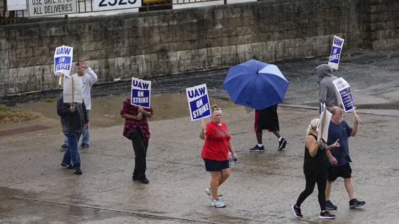 People picketing 