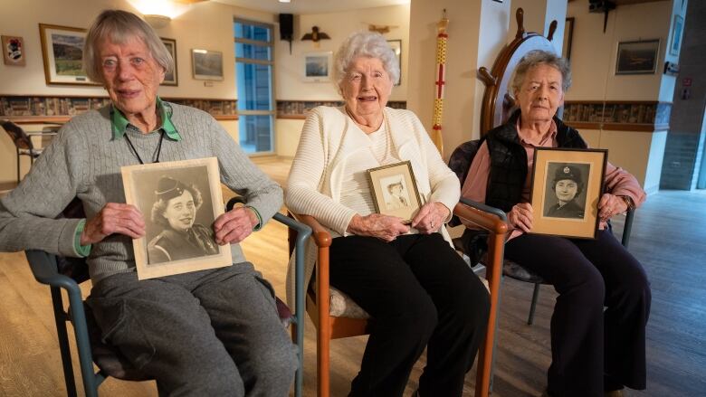 Photograph of three female Second World War veterans sitting together. 