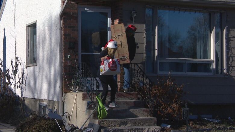 Kabel turns her house into a storage space and her family and friends help her out assemble and deliver the boxes. 