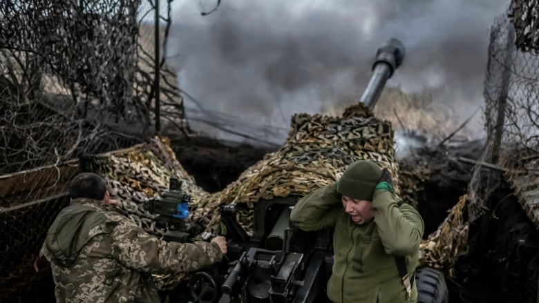 Ukrainian service members fire an L119 howitzer towards Russian troops near the front-line town of Bakhmut, amid Russia's attack on Ukraine, in Donetsk region, Ukraine December 21, 2023.