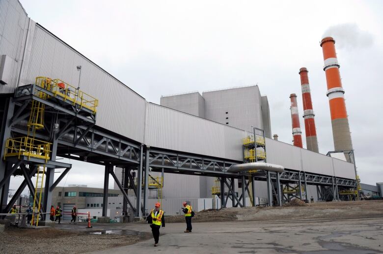 Part of a carbon capture and storage facility is pictured at the Boundary Dam Power Station (background) in Estevan, Sask. 