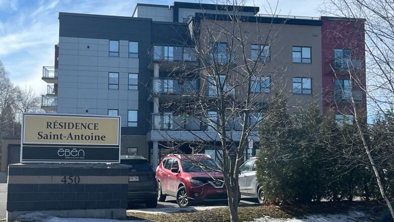 A seniors' residence pictured with a sign that says Rsidence Saint-Antoine