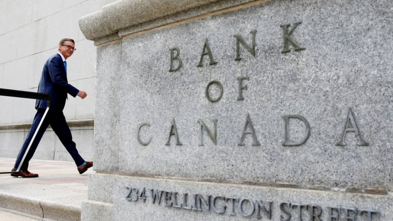 A man walks into the Bank of Canada building.