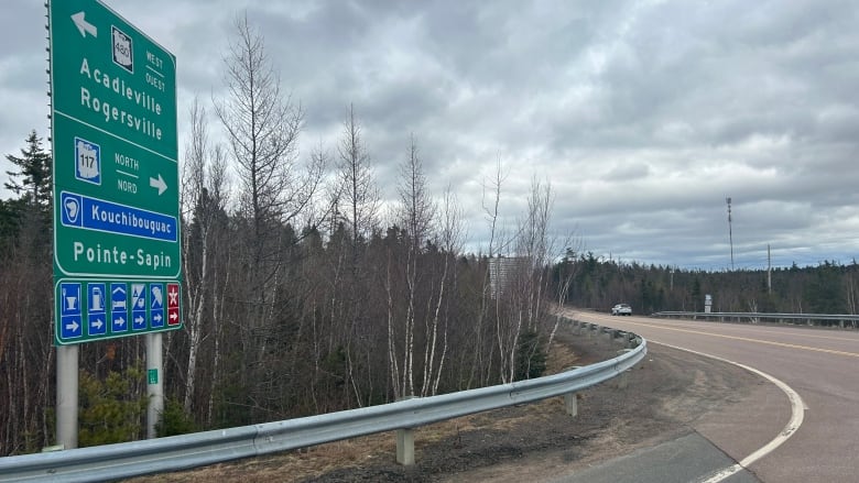 A road sign points to Pointe-Safin