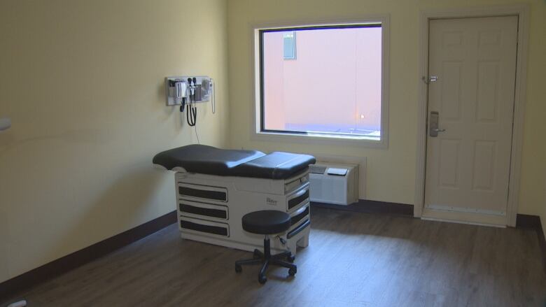 A small, open room with a medical bench.