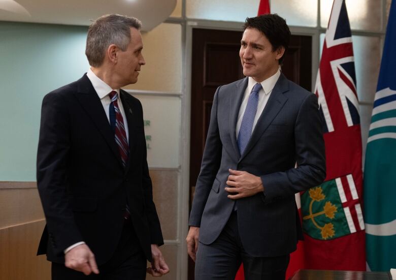 A city mayor talks to a prime minister at city hall.