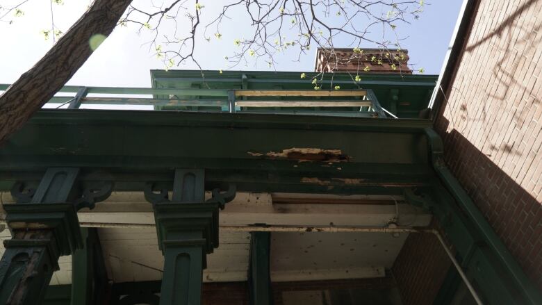 Broken wood on beams of a mansion veranda