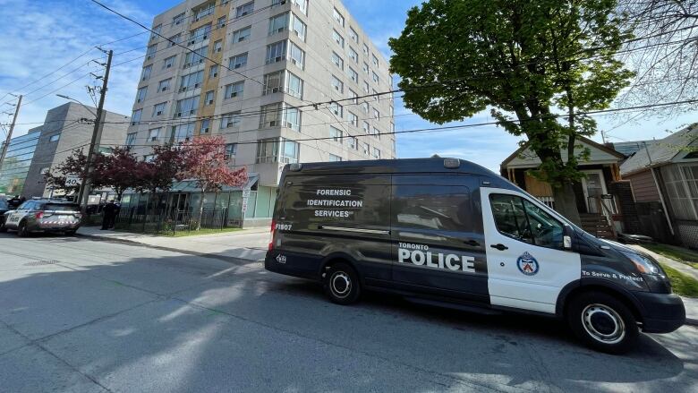 Photograph showing a police van outside an apartment building in Toronto 