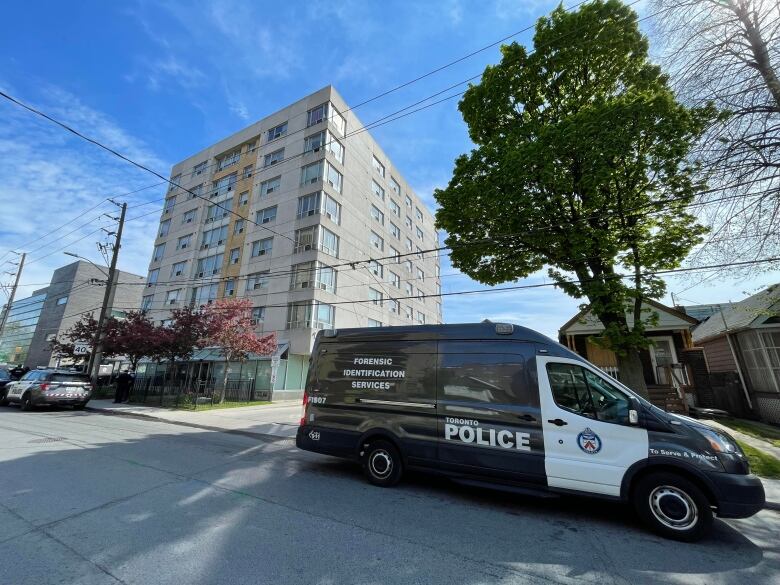 Photograph showing a police van outside an apartment building in Toronto 