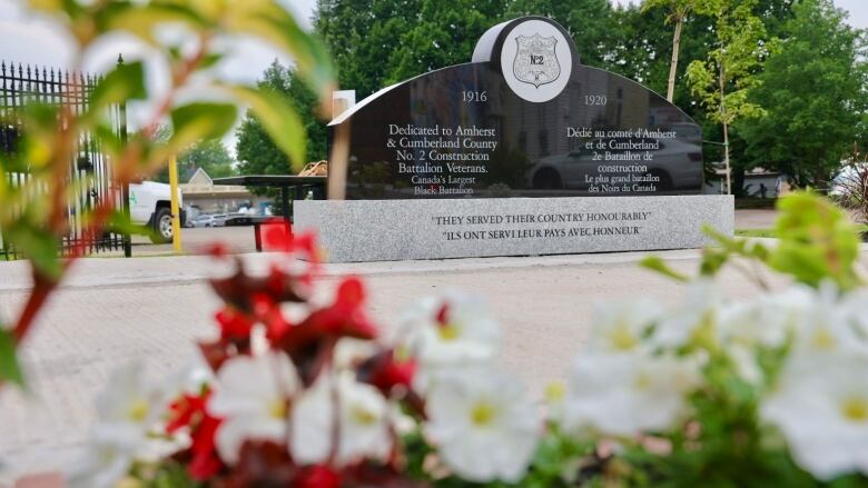 A black monument. The words 1916-1920 can be seen on the front. It also reads, in French and English, 