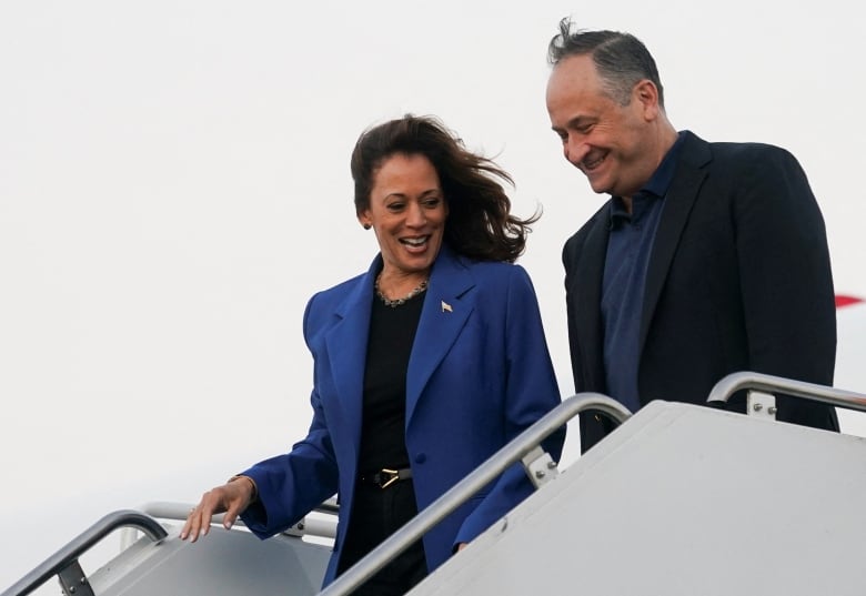 Harris and husband leave plane