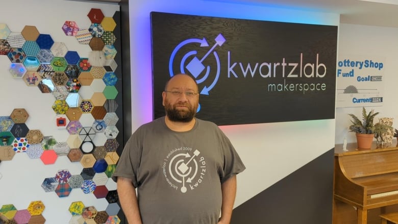 A neon sign with the words 'Kwartzlab makerspace'