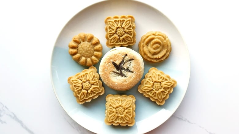 A plate of mooncakes