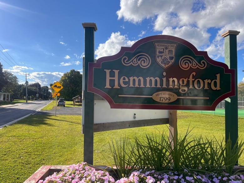 A sign that says Hemmingford.